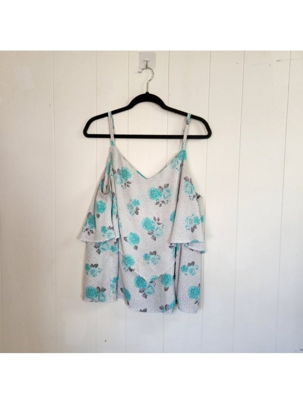 Torrid White Blue Floral Roses Tiered Flowy Tank Top Sleeveless Strappy Office